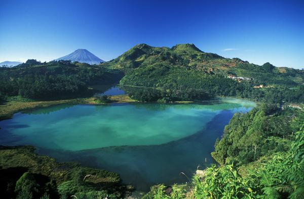 Le lac volcanic Telaga Warna à Java