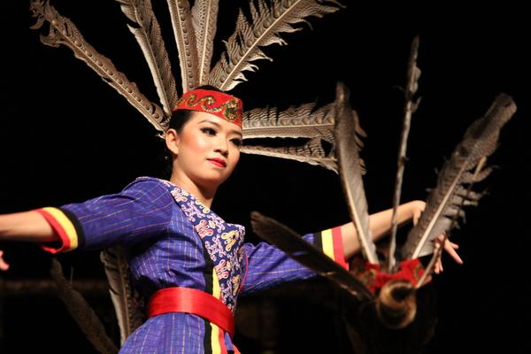 Danseuse de malap merinu, danse traditionnelle de Kalimantan