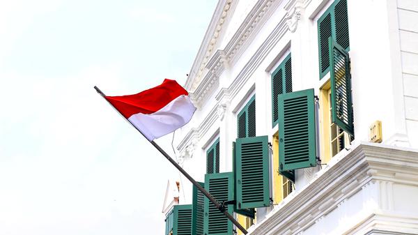 Drapeau indonésien flottant au vent