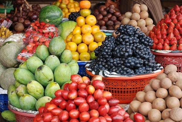 Stands de fruits et légumes sur un marché de Bali