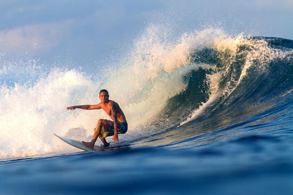 Surf à Sumbawa, Sumatra, photo © Trubavin via Shutterstock 