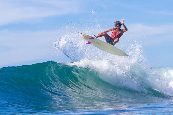 Surf d'une vague à Bali, photo © by Trubavin via Shutterstock