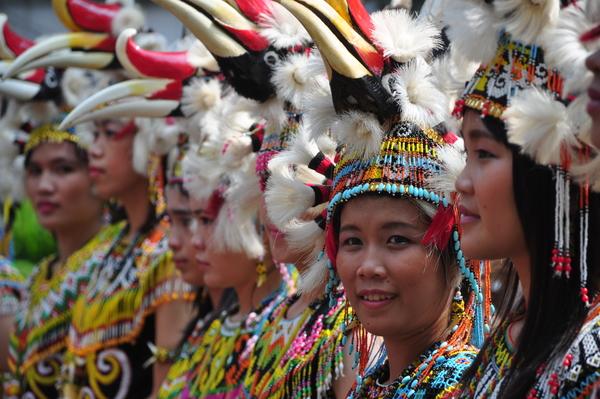 Femmes Dayak lors d'un festival à Jakarta, photo © Dani Daniar via Shutterstock